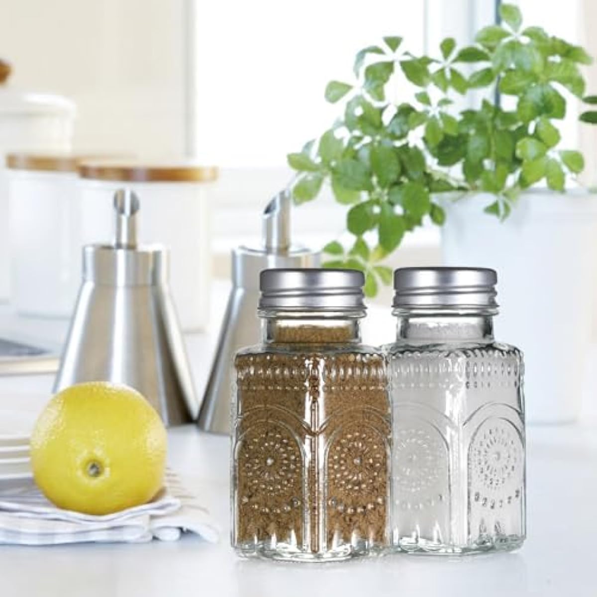 2 Pack Glass Salt and Pepper Shakers Set, Vintage Spice Shakers for Dining Room Table, Kitchen, Restaurant (Sunflower Style)